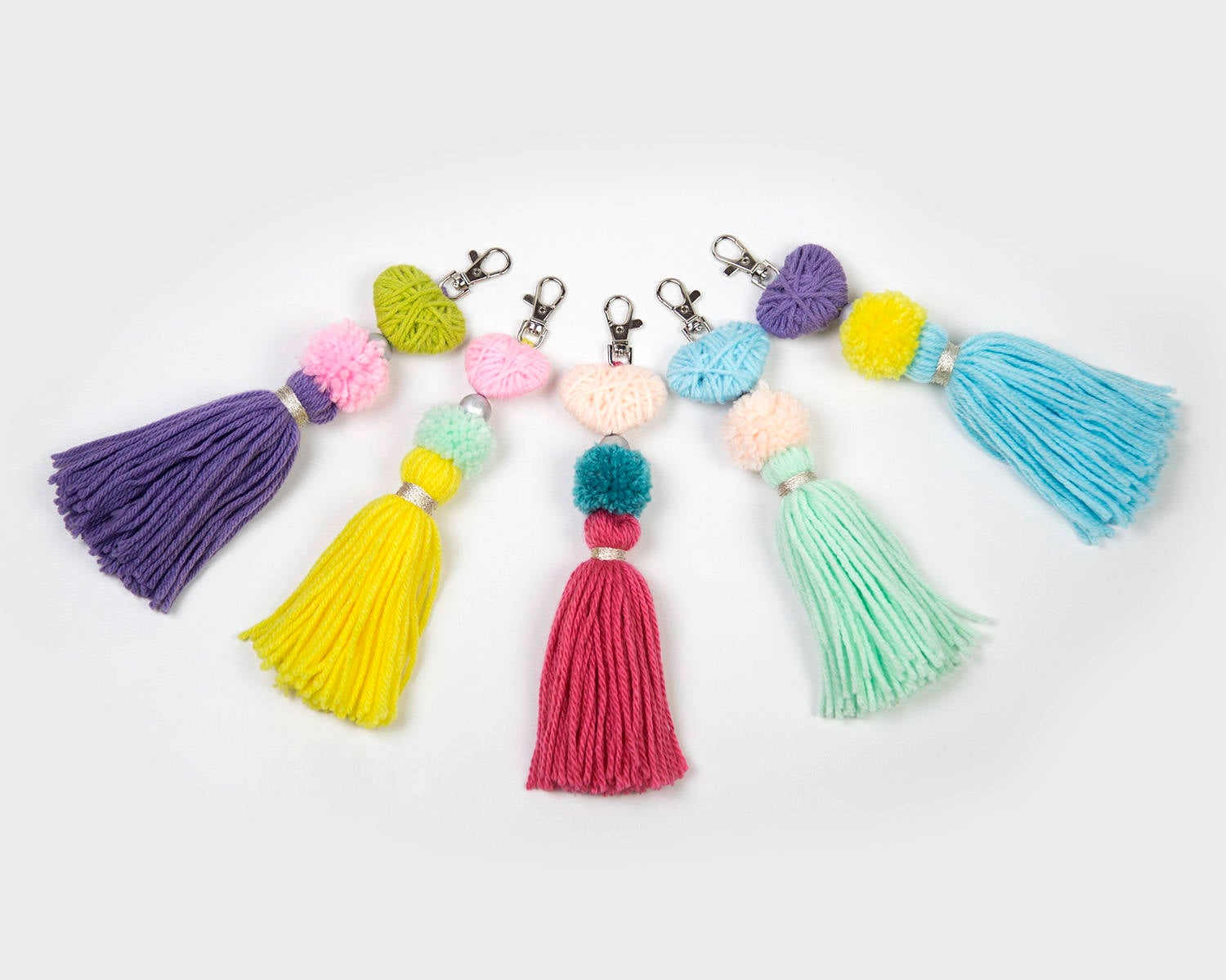 Bunte Rosa Herzförmige Pompon-Schlüsselanhänger, Geldbörsen-Schlüsselanhänger, Boho-Schlüsselanhänger, Taschenzubehör, Reißverschluss-Charms von DipDipLoom