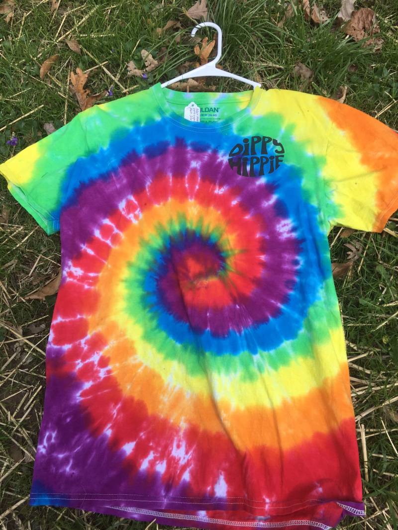 Dippy Hippie Tie Dyes Logo T-Shirt Erwachsene Kleine Bis 3x Handmade Dye Dippy Hippie Tie Dyes Logo T-Shirt Erwachsene Kleine Bis 3x Handmade Dye von DippyHippieTieDyes