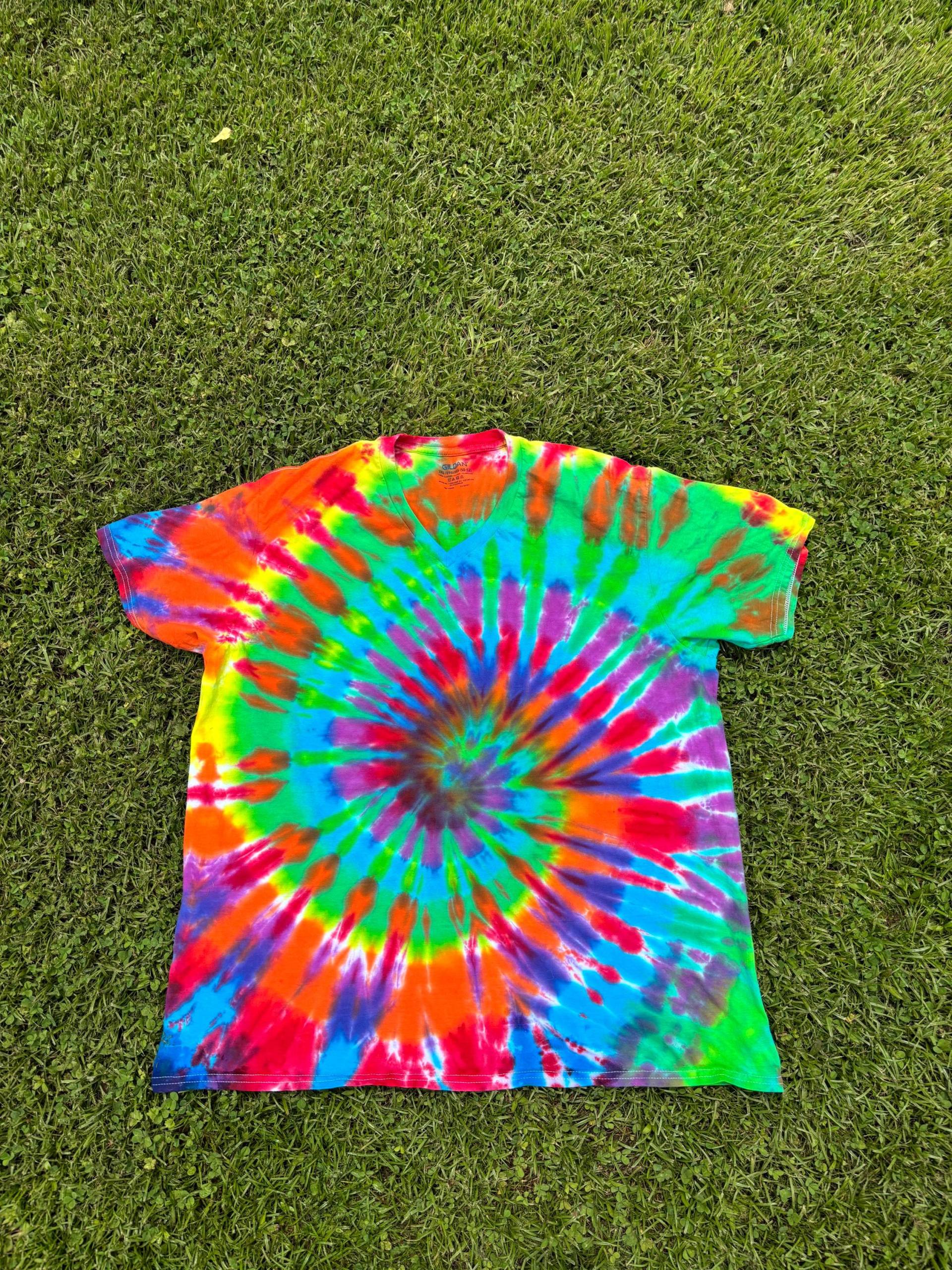V-Ausschnitt T-Shirt Benutzerdefinierte Tie Dye Erwachsene S Bis 4x | Sie Wählen Farben Und Dye-stil V-Ausschnitt T-Shirt Benutzerdefinierte Tie Dye Erwachsene S Bis 4x | Sie Wählen Farben Und Dye-stil von DippyHippieTieDyes