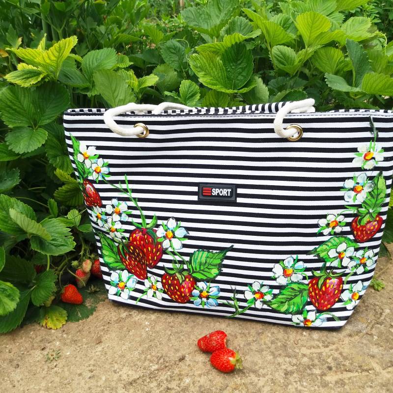 Handbemalte Erdbeertasche Gestreifte Sommerhandtasche von DiqnaDesign