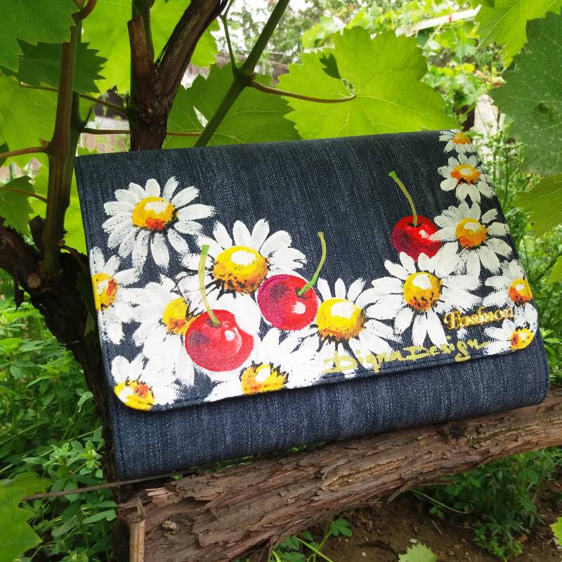 Handbemalte Jeanstasche Kirschen & Gänseblümchen von DiqnaDesign