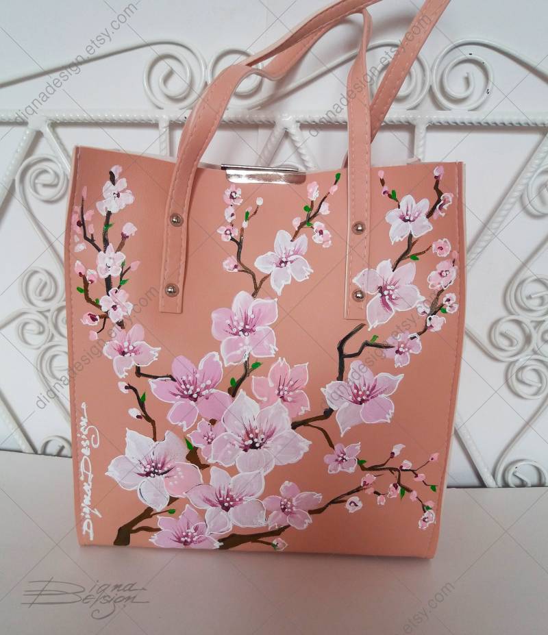 Handbemalte Sakura Tasche Umhängetasche Aus Eco-Leder in Coral Pink von DiqnaDesign