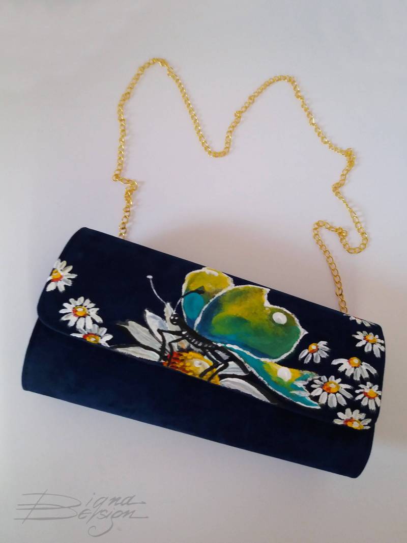 Handbemalte Schmetterling Samt Clutch Bag Floral Art von DiqnaDesign