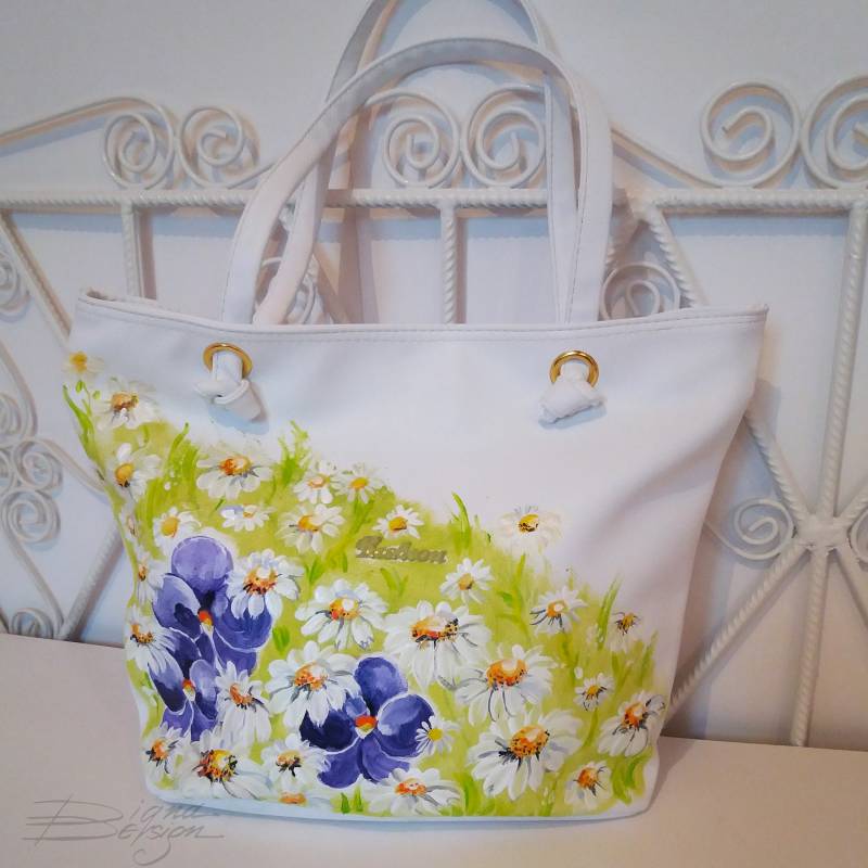 Handbemalte Veilchen Und Gänseblümchen Öko-Ledertasche von DiqnaDesign
