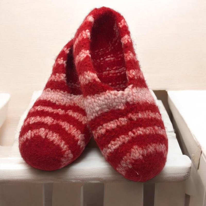 Handgestrickte Und Gefilzte Hausschuhe - Wärmender Komfort Für Zuhause Handgestrickte Und Gefilzte Hausschuhe - Wärmender Komfort Für Zuhause von DirgisBoutique
