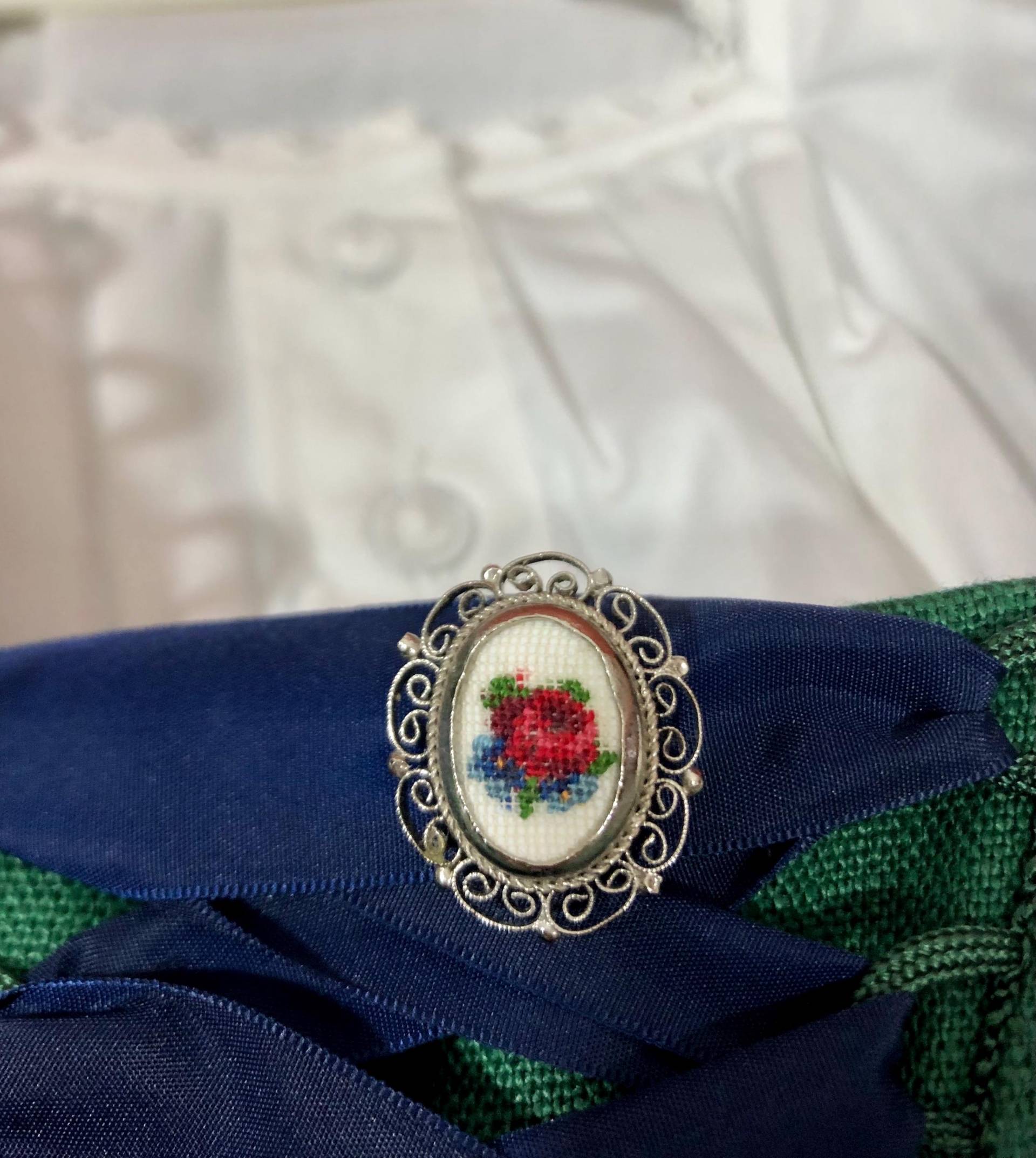 Vintage Brosche, Trachtenschmuck, Kreuzstich, Rosenstickerei von DirndlFraeulein