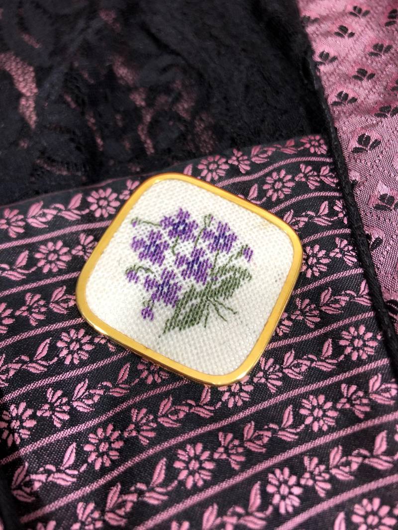 Vintage Brosche, Trachtenschmuck, Kreuzstich, Vergissmeinnicht von DirndlFraeulein