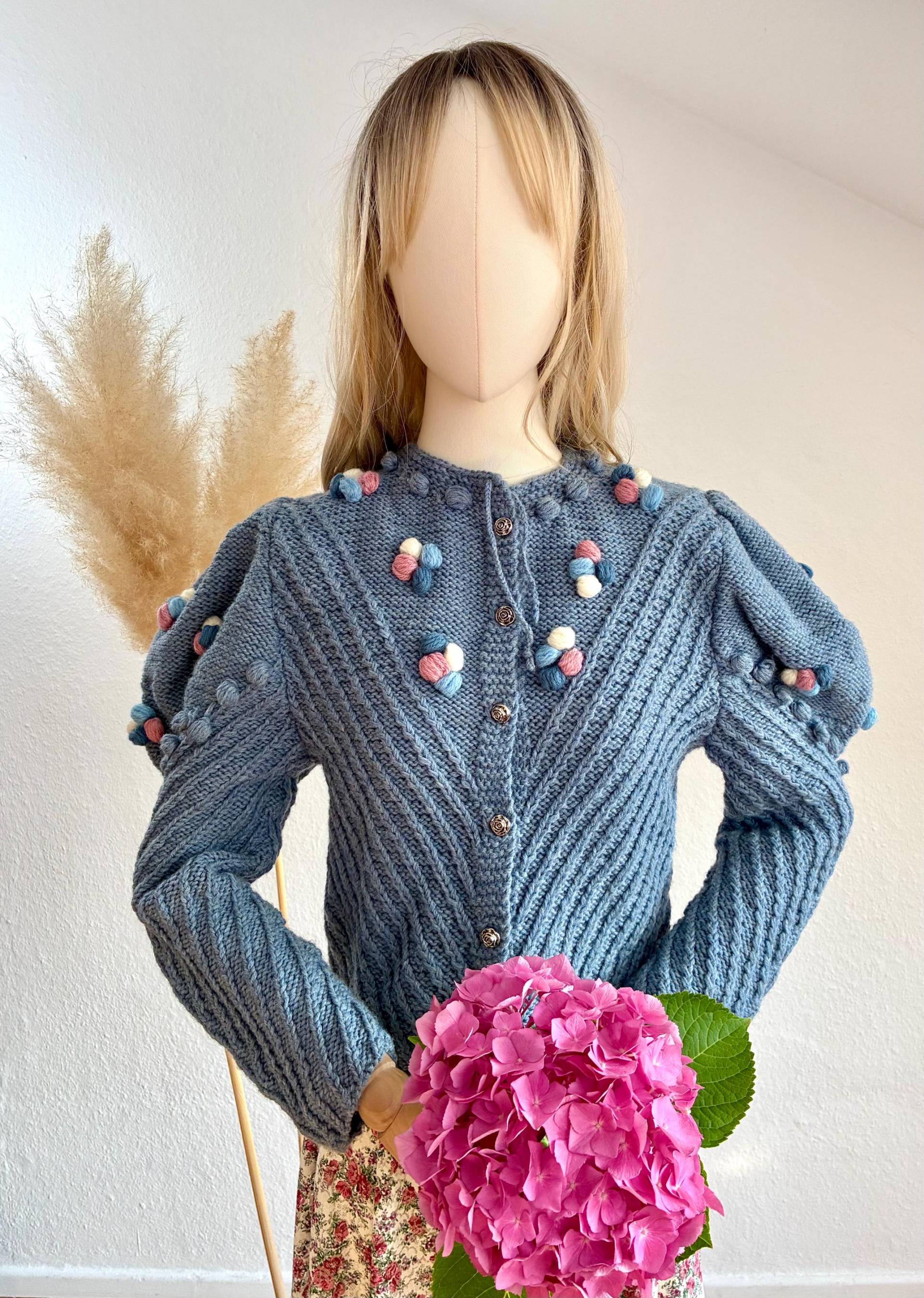 Vintage Trachtenjacke Strickjacke, Cardigan Aus Wolle, Pompon, Blau/Rosa Gr. 38/Us 6 >Bitte Maße Beachten Vintage Trachtenjacke Strickjacke, Cardigan Aus Wolle, Pompon, Blau/Rosa Gr. 38/Us 6 >Bitte Maße Beachten von DirndlFraeulein