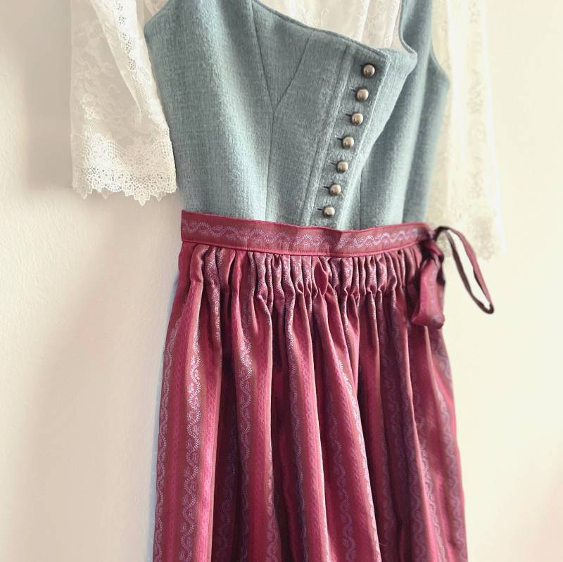 Dirndl Mädchen - Dirdl Schürze Weinrot von DirndlMaedchen