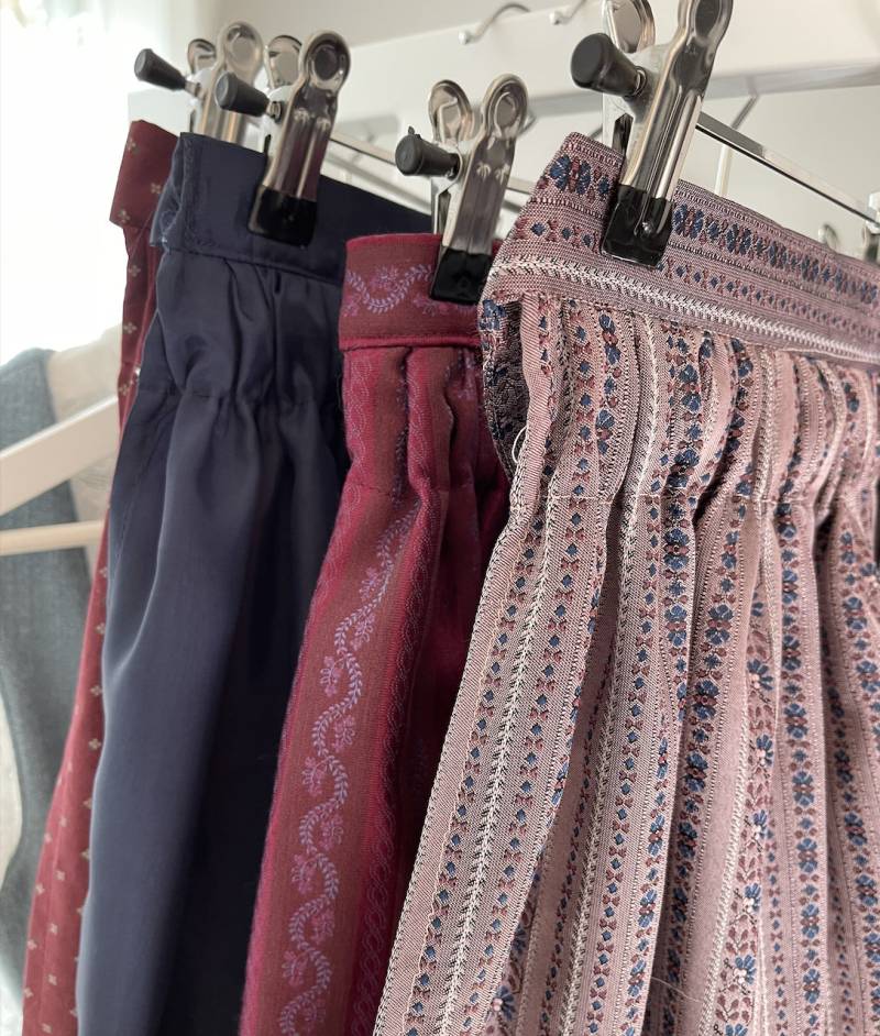 Dirndl Mädchen Schürze Flieder von DirndlMaedchen