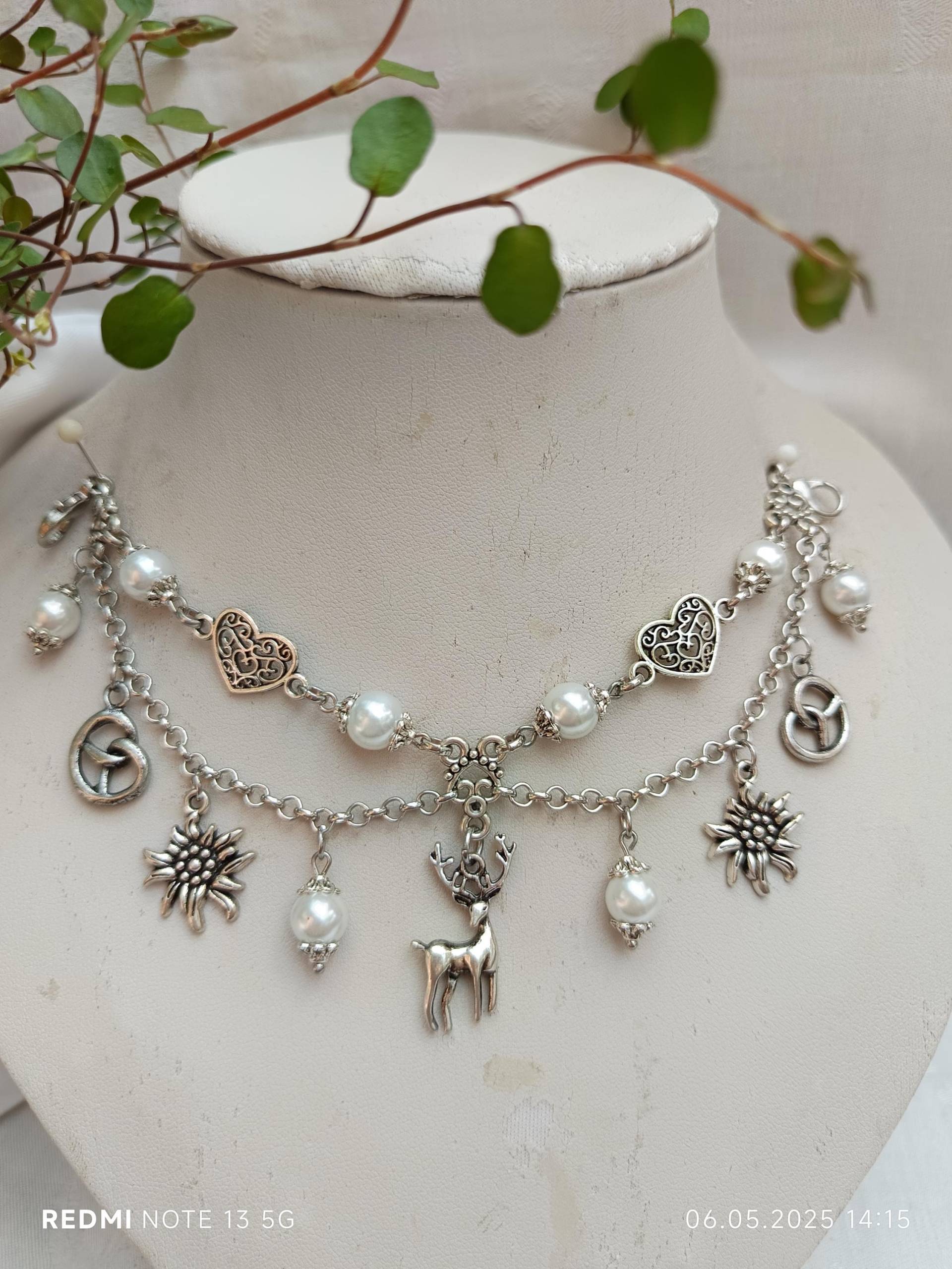 Beliebte Charivaris 2-Reihig Weiße Perlen + Besondere Verbinder Wie Herz Blume Oder Rose von DirndlschmuckBayern