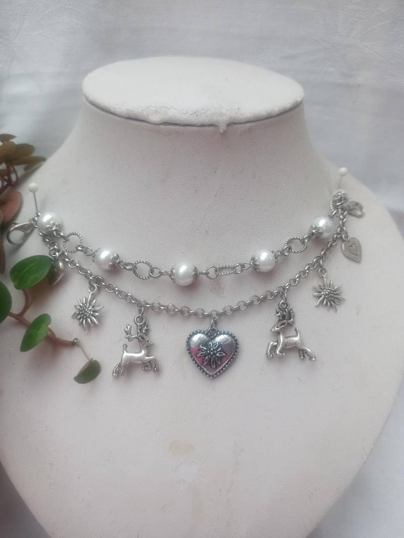 Chices Charivari Miederkette 2-Rhg. Aus Ringen, Weißen Perlen + Vielen Trachten-Charms von DirndlschmuckBayern