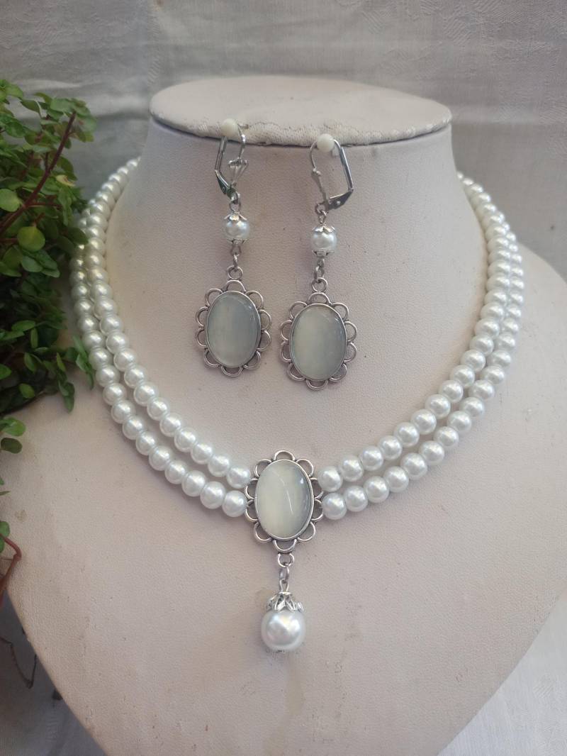 Erlesenes Dirndlschmuck-Set Aus Hochwertigen Weißen Perlen Und Cateye-Cabochons von DirndlschmuckBayern