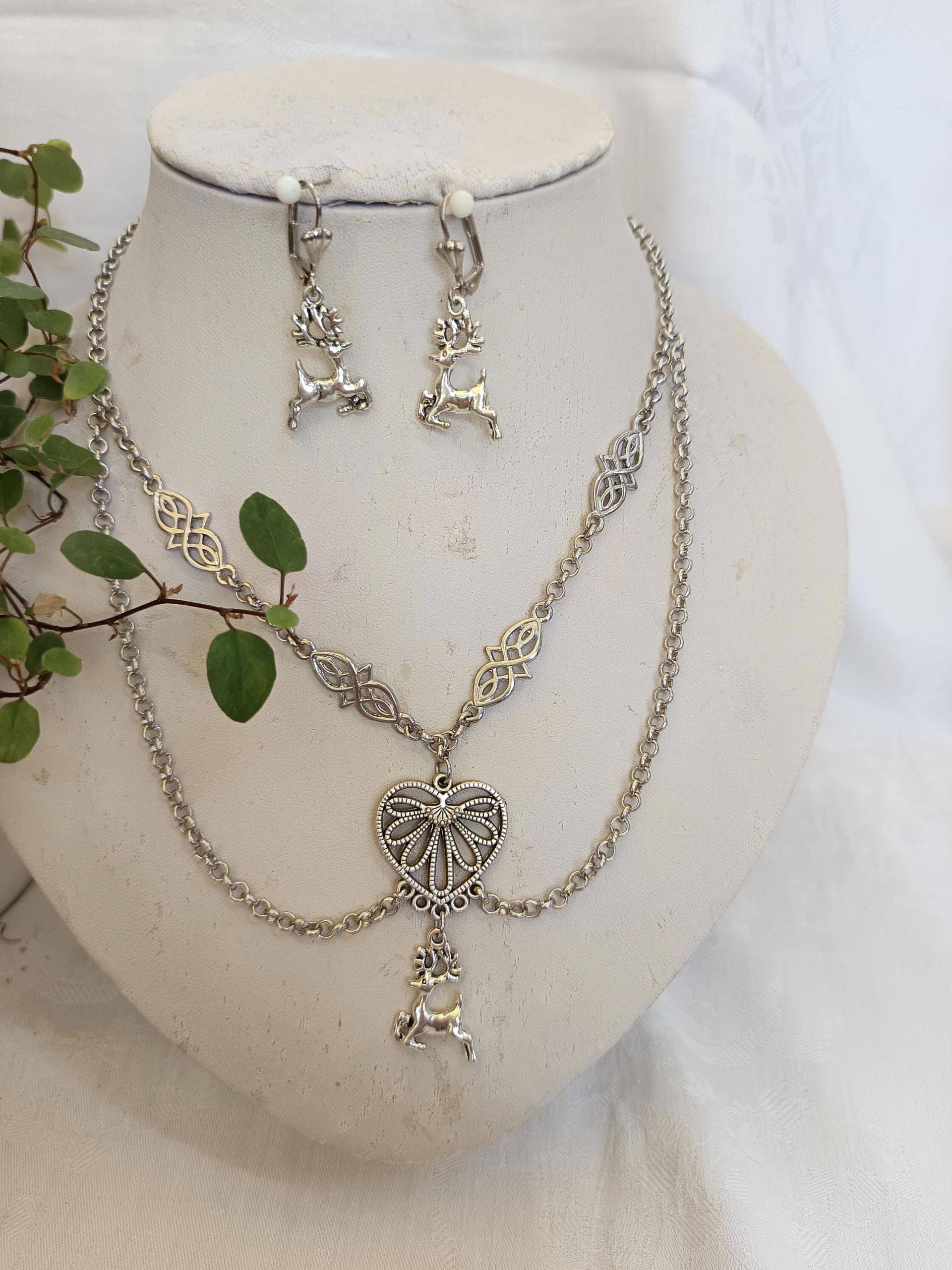 Herzige Trachten-Halskette Aus Filigranen Elementen + Herz-Verteiler Mit Hirsch-Charm Antiksilber von DirndlschmuckBayern