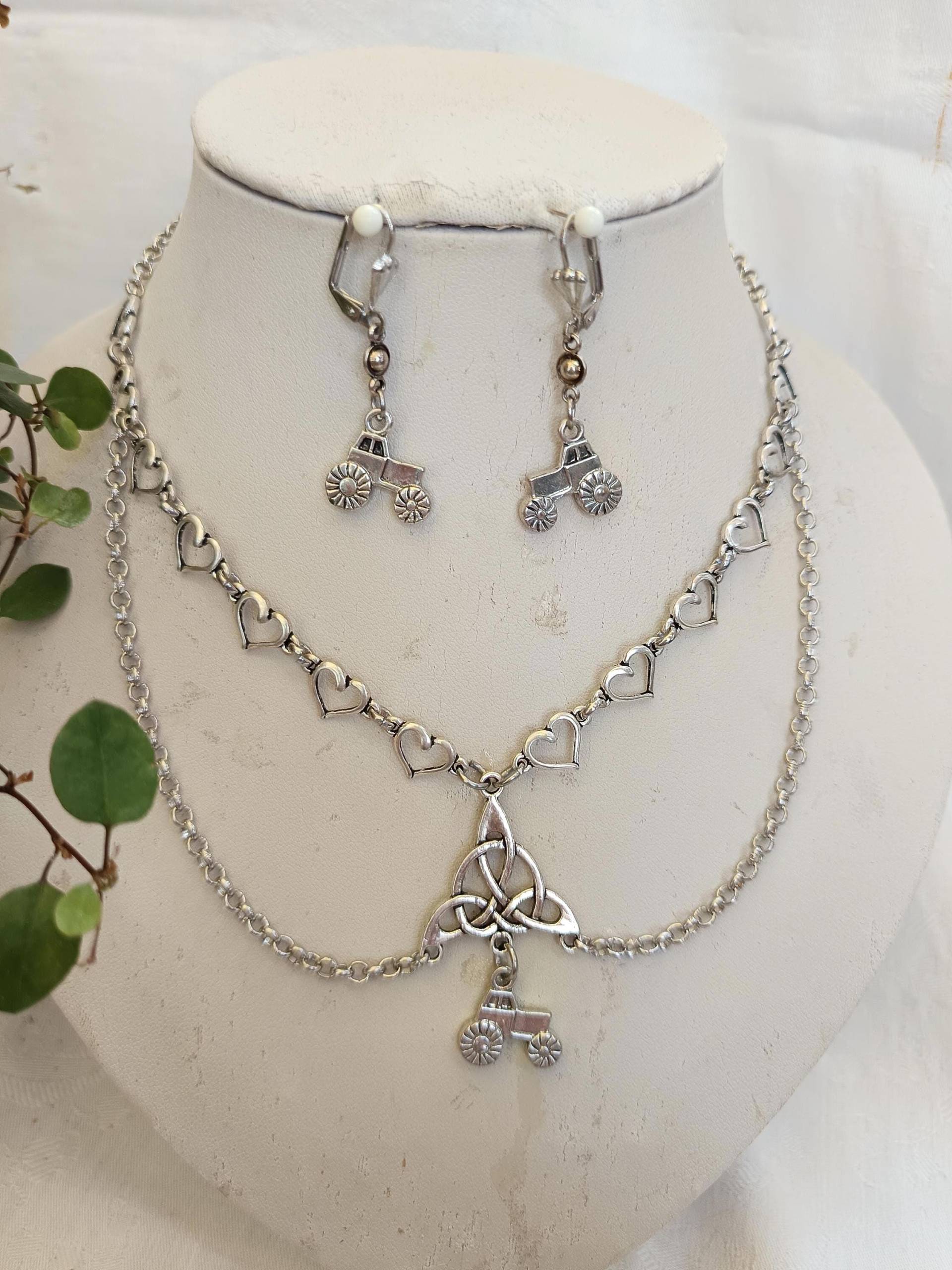 Lustiges Trachtenschmuck-Set 2-Rhg. Mit Kleinen Herzen + Traktor-Charm Altsilber von DirndlschmuckBayern