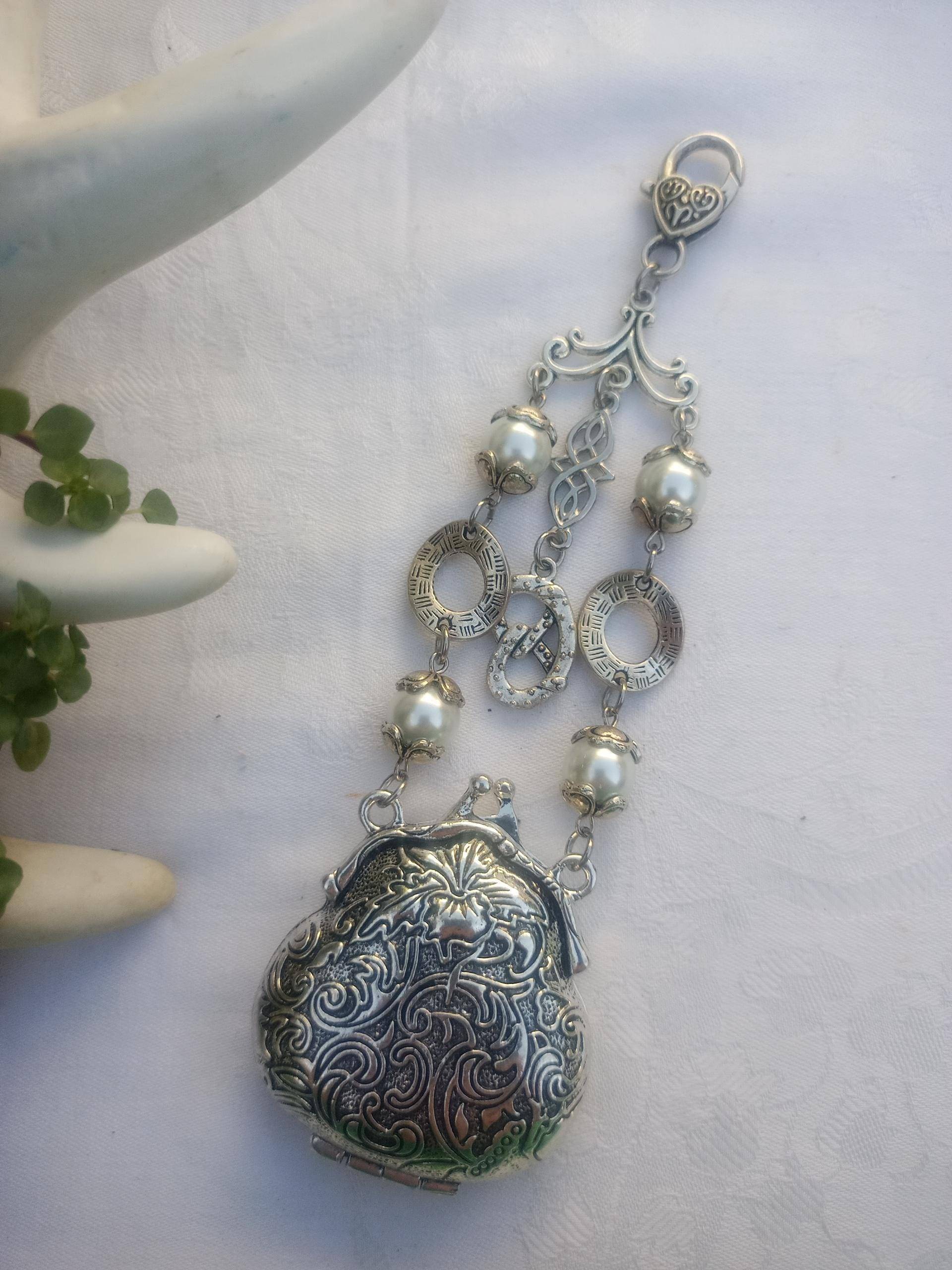 Retro-Rockstecker Trachtenschmuck Altsilber Börse Mit Weißen Perlen + Karabiner - Trachtenbrosche von DirndlschmuckBayern