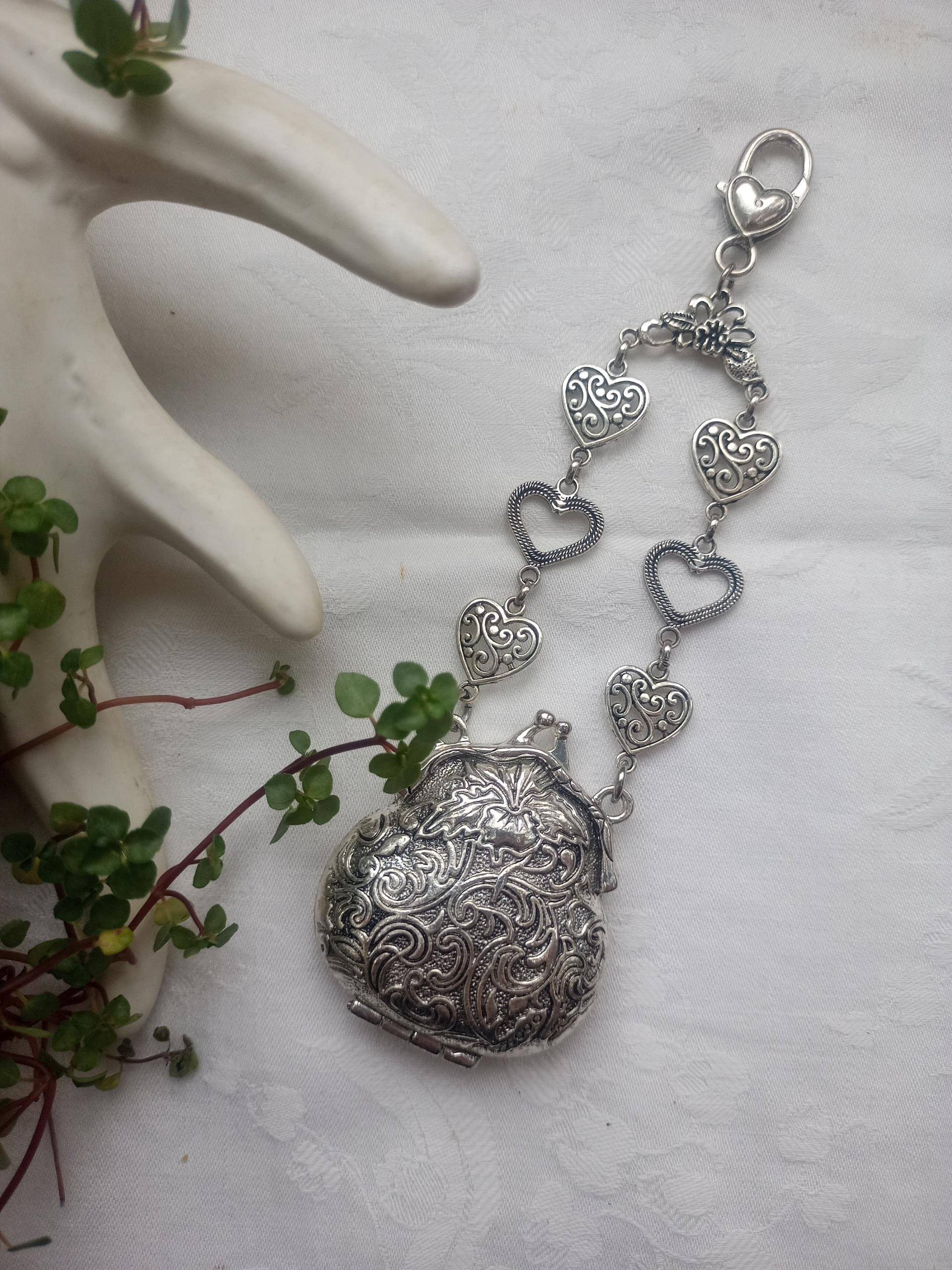 Retro-Rockstecker Trachtenschmuck Charivari Kleine Fein Ziselierte Geldbörse Herz - Oder Runde Verbinder Antiksilber Retro-Rockstecker Trachtenschmuck Charivari Kleine Fein Ziselierte Geldbörse Herz - Oder Runde Verbinder Antiksilber von DirndlschmuckBayern