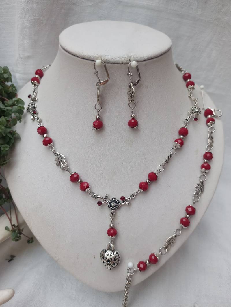 Trachtenschmuck-Set Aus Geschliffenen Kristallperlen Blättern + Herz-Charm Grün Oder Andere Farbe von DirndlschmuckBayern