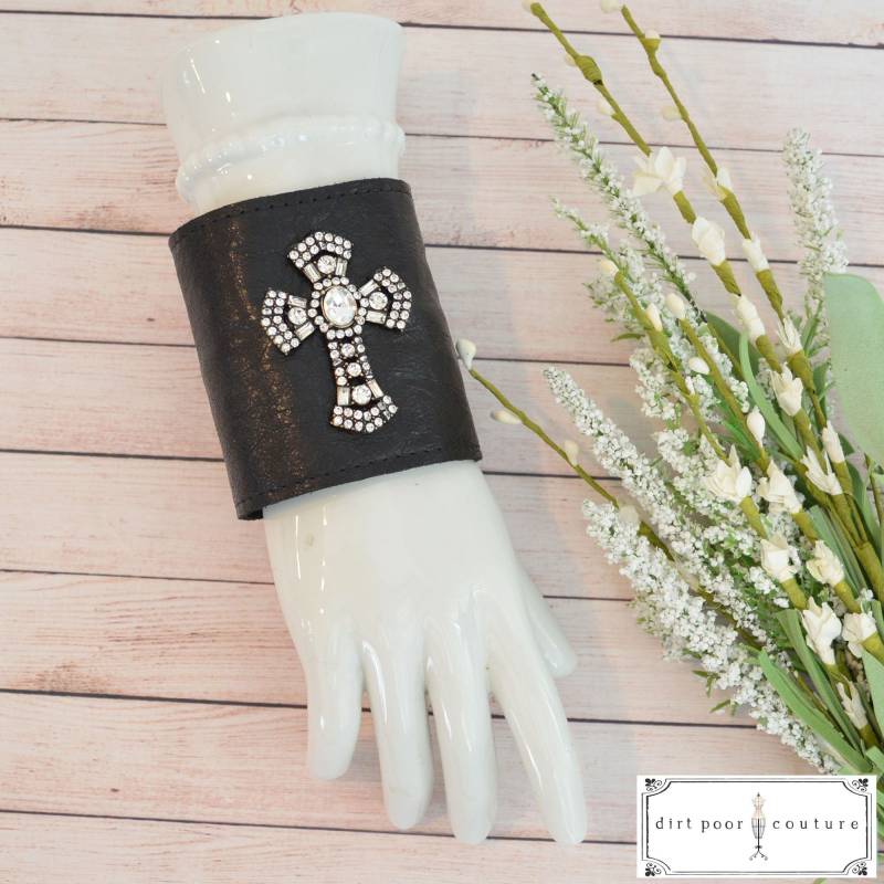 Schwarze Leder Handgelenk Manschette Strass Kreuz Versteckte Tasche Armband von DirtPoorCouture