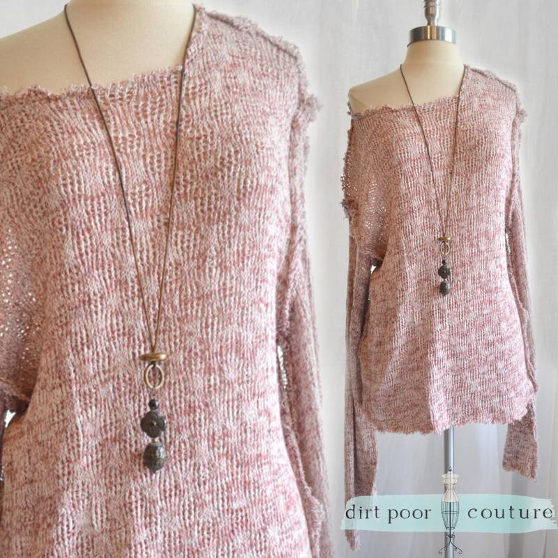 Handgemachter Boho Strickpulli Zerschlissener Burgund Pullover, Größe L von DirtPoorCouture