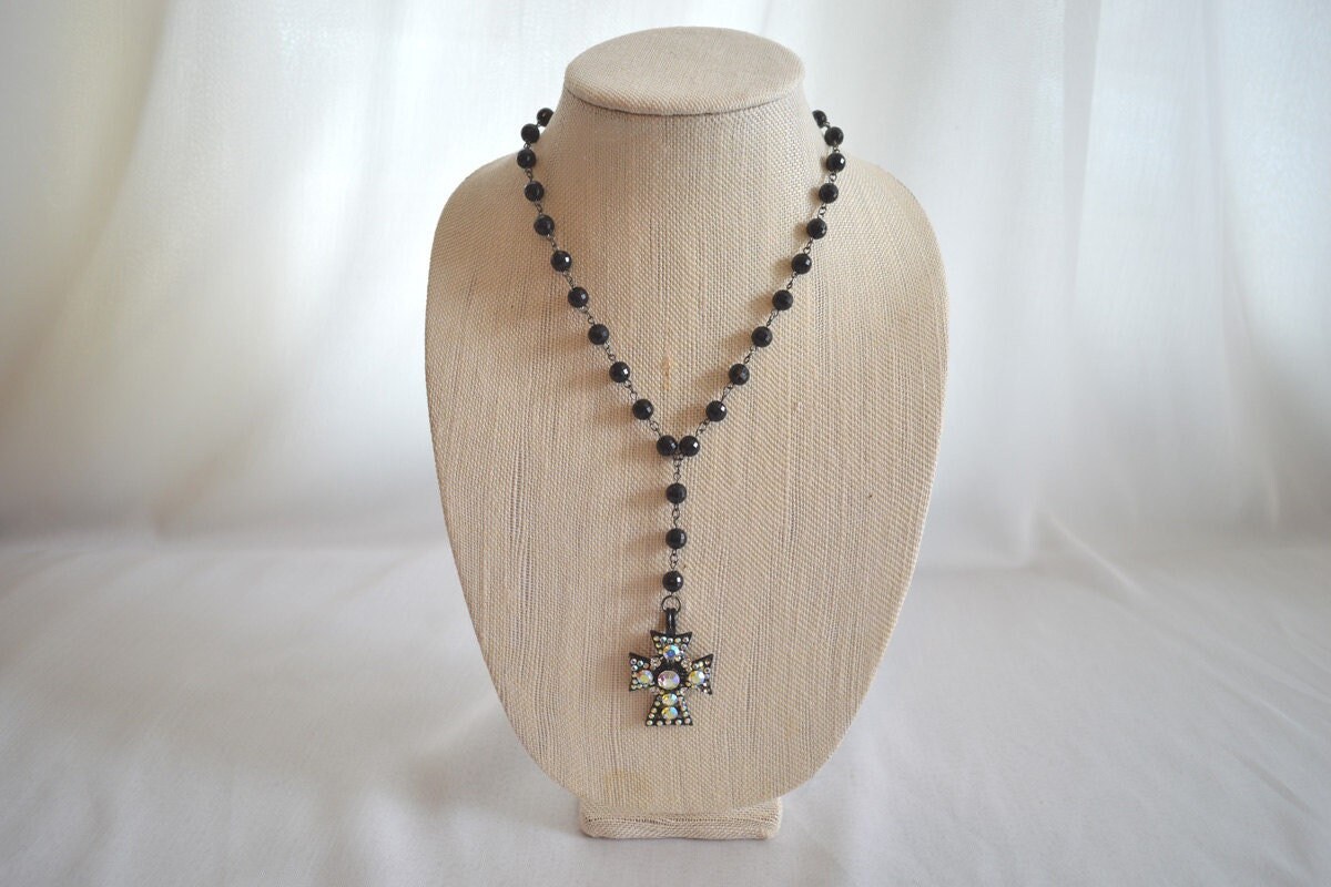 Vintage Rosenkranz Strass Kreuz Halskette Schwarz Facettiert 1990Er Jahre von DirtPoorCouture