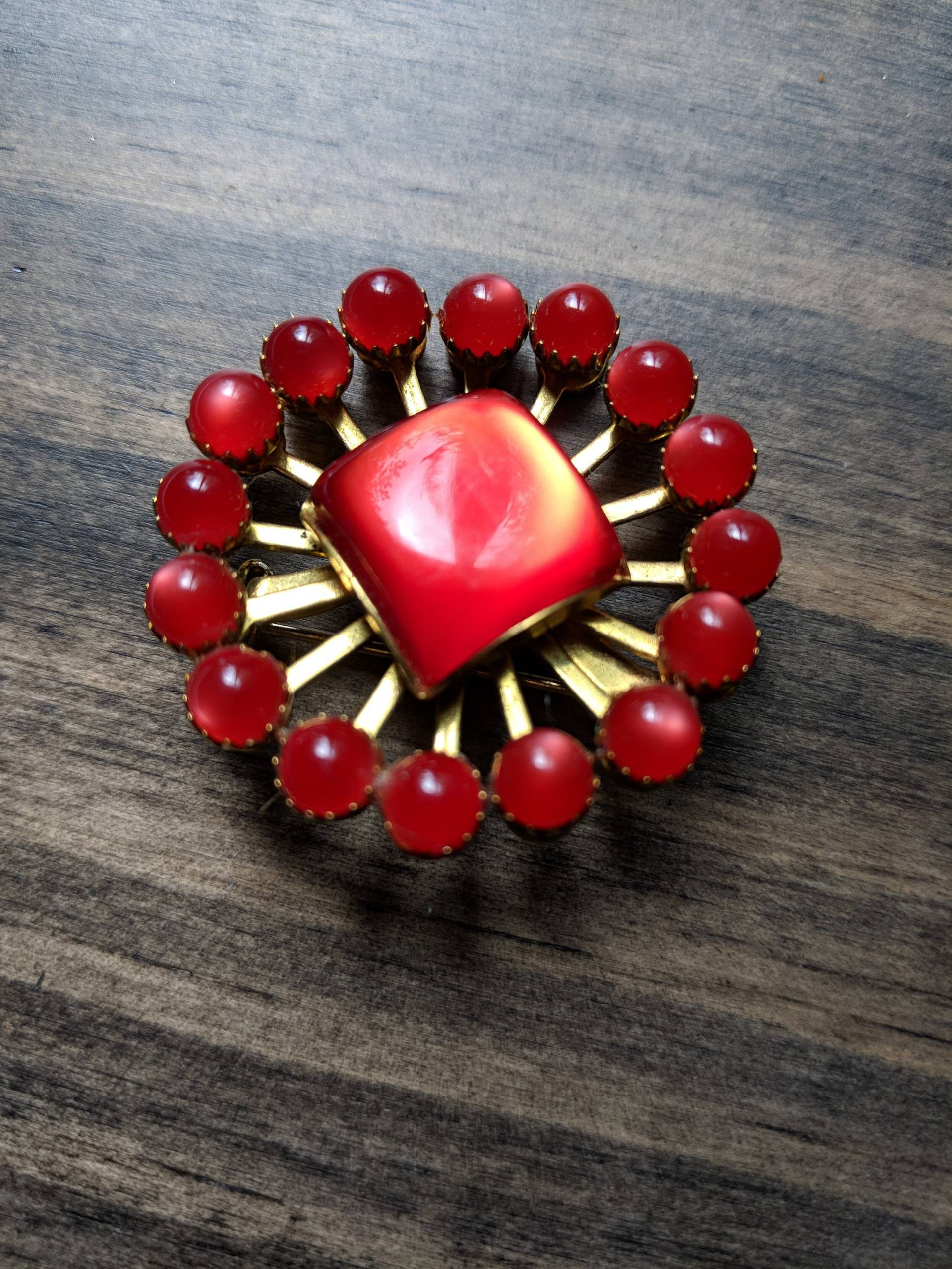 Vintage Brosche - Rote Moonglow Starburst Vintage Brosche - Rote Moonglow Starburst von Dirty30Vintage