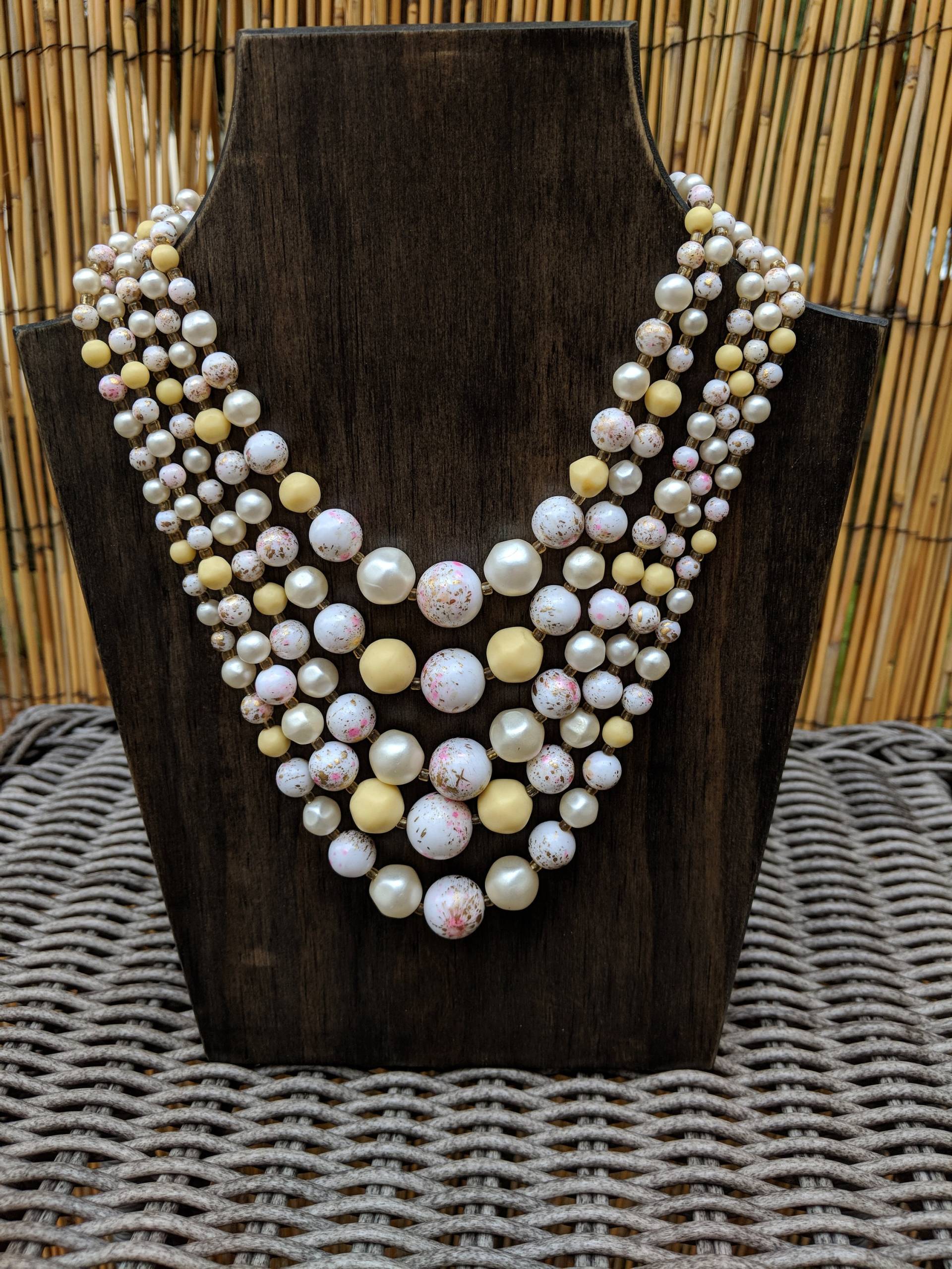 Vintage Halskette 5 Strang Schattierungen Von Gelb & Splatter-Perlen Vintage Halskette 5 Strang Schattierungen Von Gelb & Splatter-Perlen von Dirty30Vintage