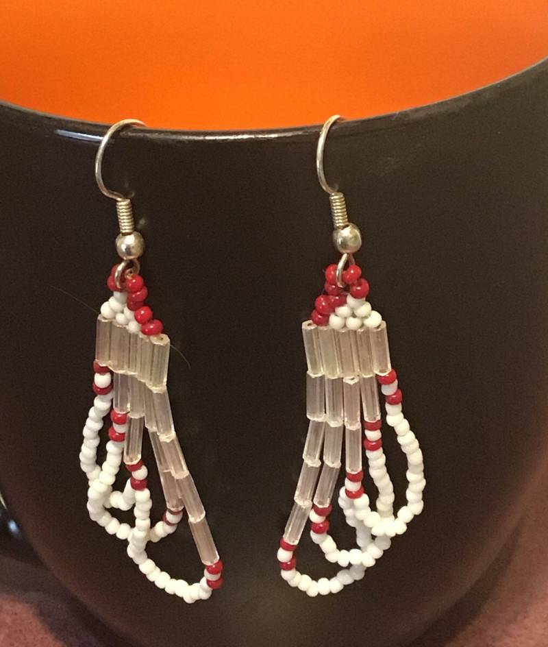 Handgemachte Rote Und Weiße Samen Perle Baumeln Ohrringe von DirtyCatCrafts