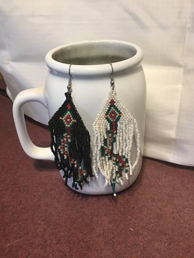 Handgemachte Samen Perle Katze Und Schlange Baumeln Ohrringe von DirtyCatCrafts