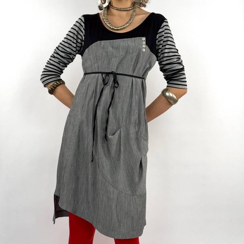 Vintage 90Er Jahre Maßgeschneidertes Mini/Midi Kleid Coyote Mädchen Dark Academia Gestreifte Ärmel Einzigartiges Design Knöpfe Büro Sirene von DiscoBabeVintage