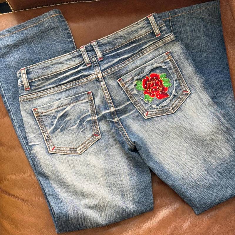Vintage Y2K Bestickter Gerader Boot-Schnitt Mid Rise Light Wash Jeans Bedazzled Max Blue Denim Grunge Streetwear von DiscoBabeVintage