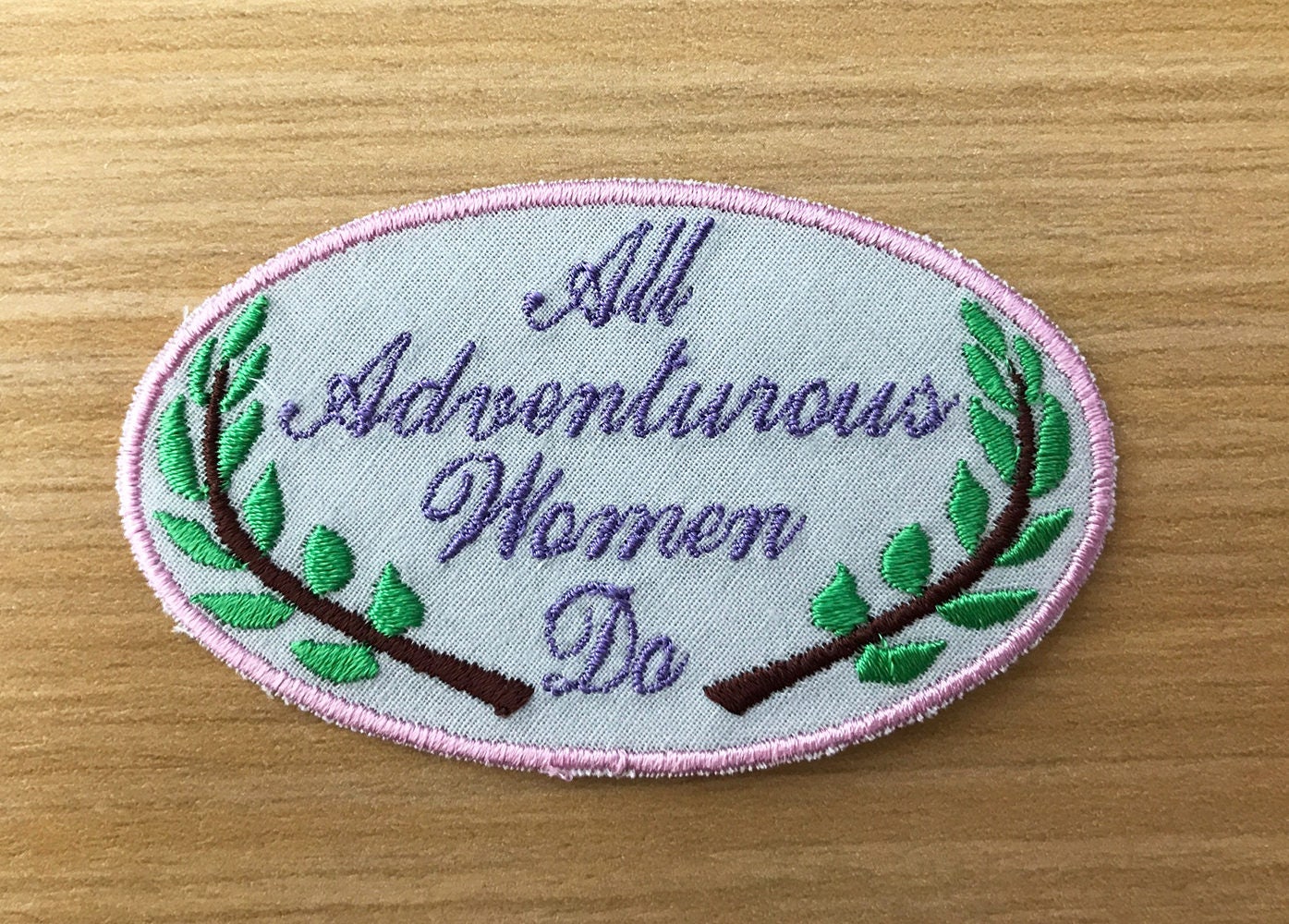 Girls "All Adventurous Women Do" Aufnäher Zum Aufbügeln." von DiscoGhoulLA
