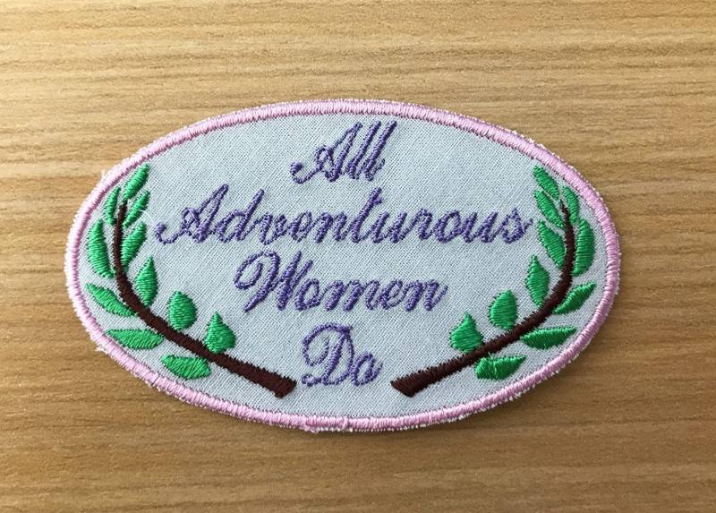 Girls "All Adventurous Women Do" Aufnäher Zum Aufbügeln." Girls "All Adventurous Women Do" Aufnäher Zum Aufbügeln." von DiscoGhoulLA