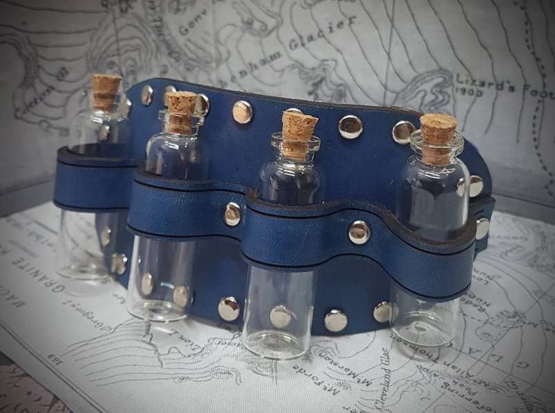 Leder Armband Mit Flaschen, Cosplay Kostüm Zubehör von Discombobulous