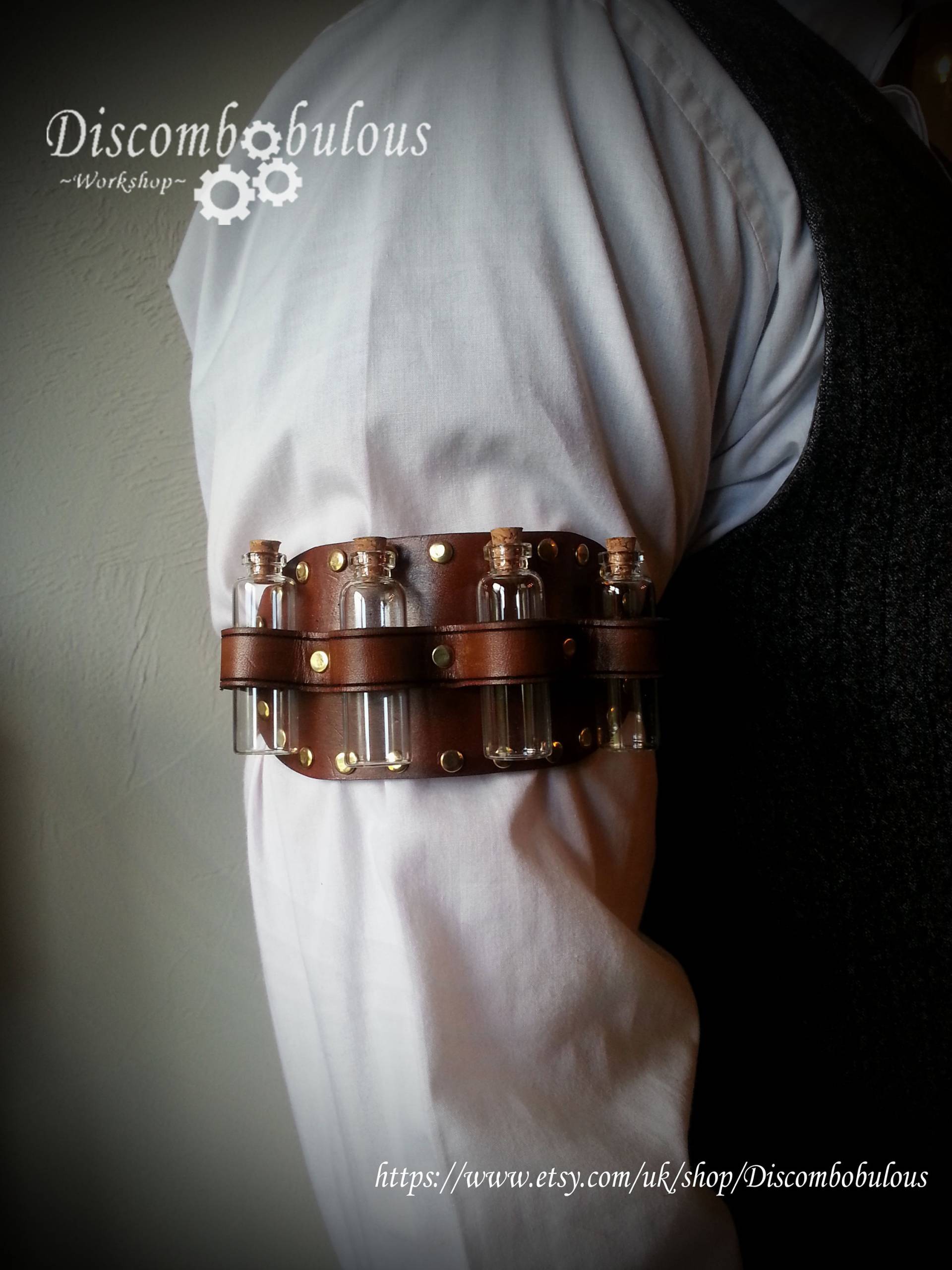 Lederarmband Apothekerflaschen-Halter, Zauberer Hexenkostüm von Discombobulous