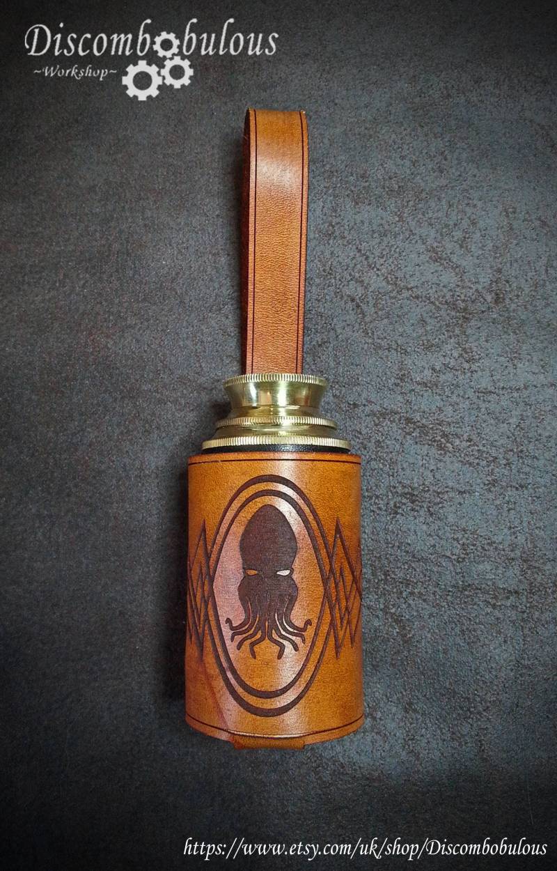 Messing Teleskop Und Leder Halter , Cosplay, Larp, Kostümzubehör, Pirat, Fernglas, Steampunk Kostüm, Accessoire Messing Teleskop Und Leder Halter , Cosplay, Larp, Kostümzubehör, Pirat, Fernglas, Steampunk Kostüm, Accessoire von Discombobulous