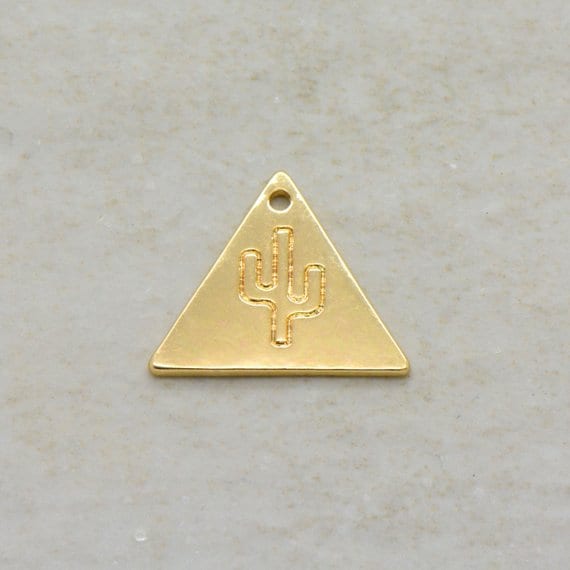 1 - Kleine Kaktus Dreieck Silhouette Charme 24 K Vergoldet Messing Geschichtet Minimal Schmuck Anhänger | Ar095 von DiscountsForLovely