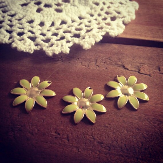 1 Stück Blumencharme Hellgrüner Emaille Auf Gold Blume Gänseblümchen Charme Floral Mutter Natur Natürliche | C037 von DiscountsForLovely