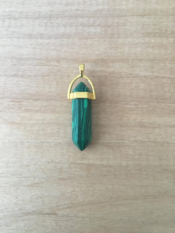 1 - Zwei Ton Grün Kristall Edelstein Zeiger Charm-Anhänger 24K Vergoldet Einstellung Titan Beschichtet Schmuck Liefert | Am056 von DiscountsForLovely