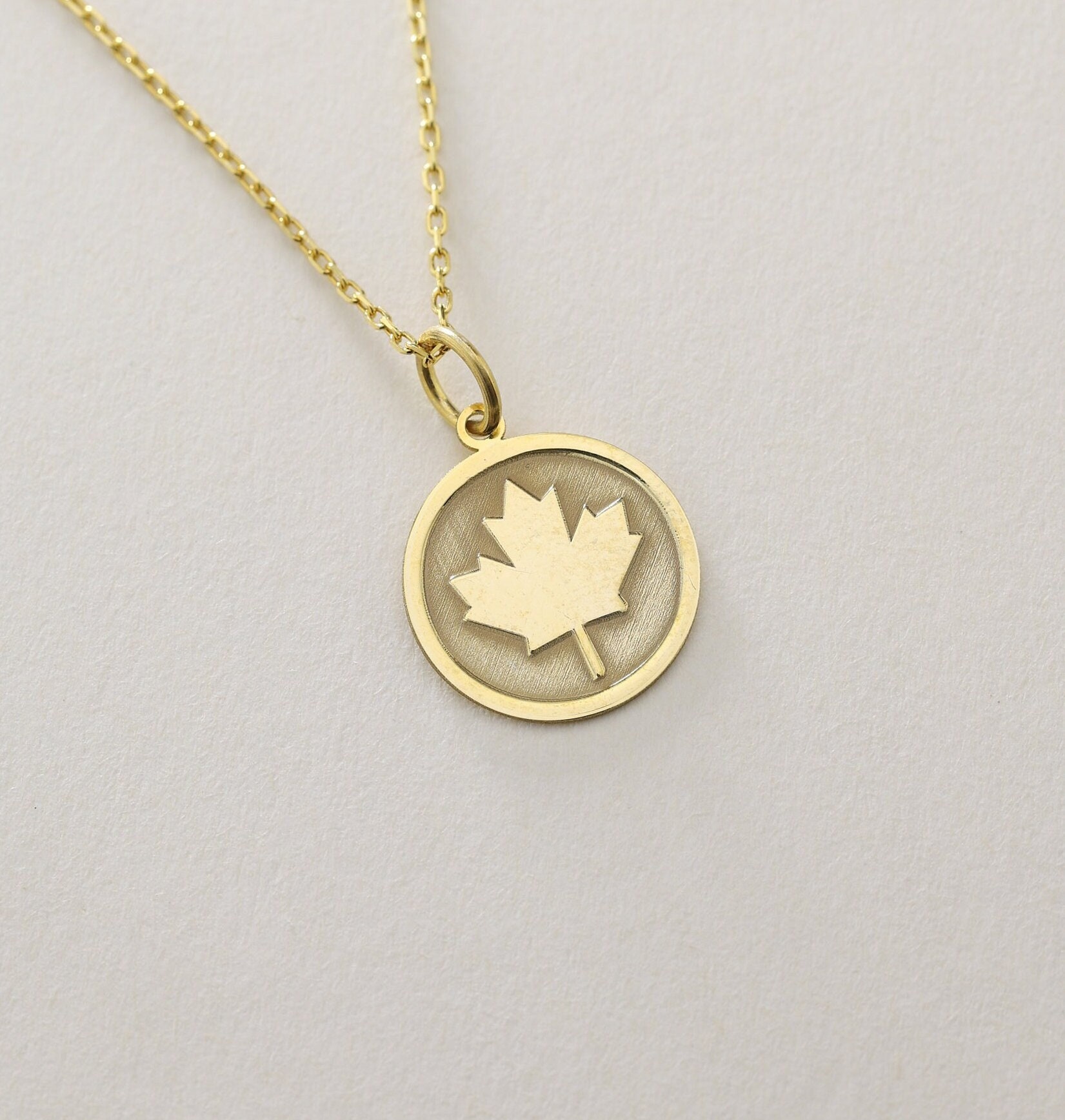 14K Echtgold Ahornblatt Anhänger, Kanada Ahorn Blatt Gold Herbst Schmuck, Zierliche Schichtung Halskette 14K Echtgold Ahornblatt Anhänger, Kanada Ahorn Blatt Gold Herbst Schmuck, Zierliche Schichtung Halskette von DiskGold