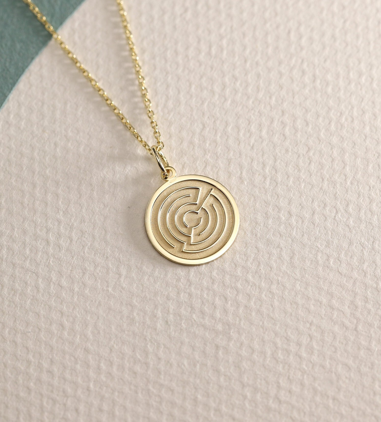 Gold Solid 14K Echtgold Labyrinth Anhänger, Personalisierte Halskette Gold Solid 14K Echtgold Labyrinth Anhänger, Personalisierte Halskette von DiskGold