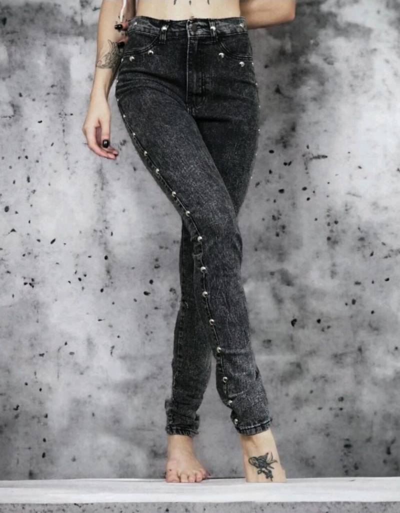 Denim Hose Nietenjeans 1990Er Jahre Heavy Metal Damenhose Acid Washed Bleach Stone Upcycled Redesigned Fashion Custom Made Dismayed Denim Hose Nietenjeans 1990Er Jahre Heavy Metal Damenhose Acid Washed Bleach Stone Upcycled Redesigned Fashion Custom Made Dismayed von DismayeD