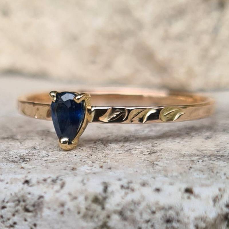 18 Karat Goldring Mit Saphir, Verlobungsring Oder Stapelring von Dismoiceline