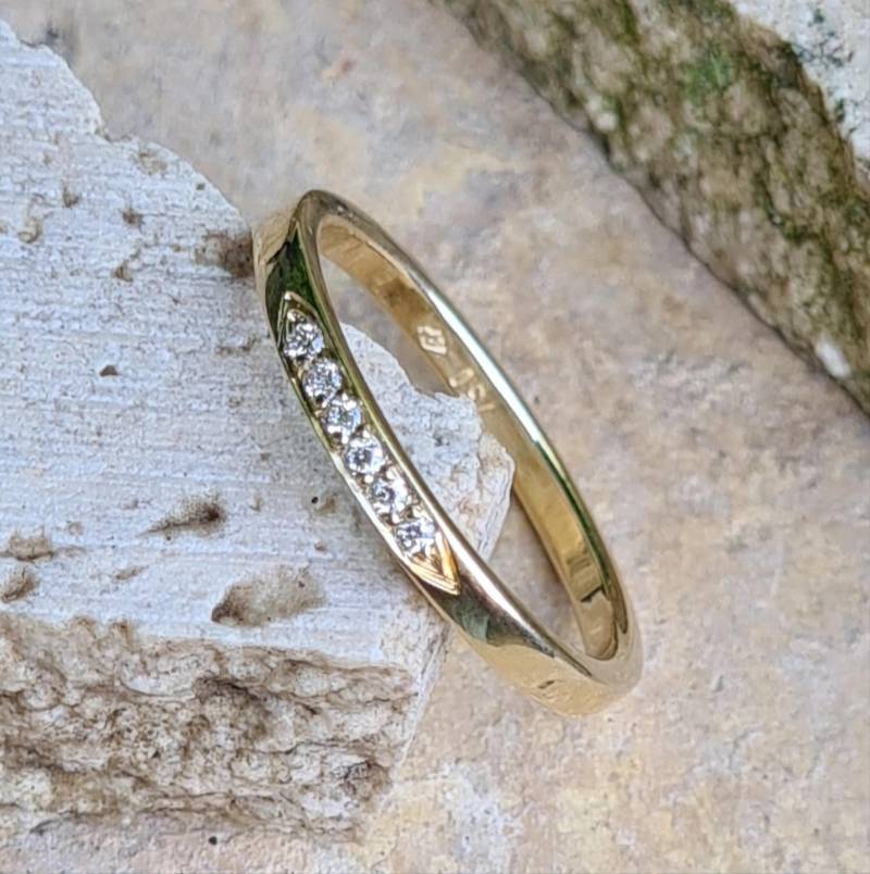 Ehering Aus 18 Karat Gold, 2 Mm Gedrehtes Band Mit Sechs Diamanten, Handgefertigter Ehering von Dismoiceline