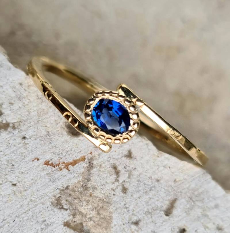 18 Karat Goldring Mit Saphir, Verlobungsring Oder Stapelring von Dismoiceline