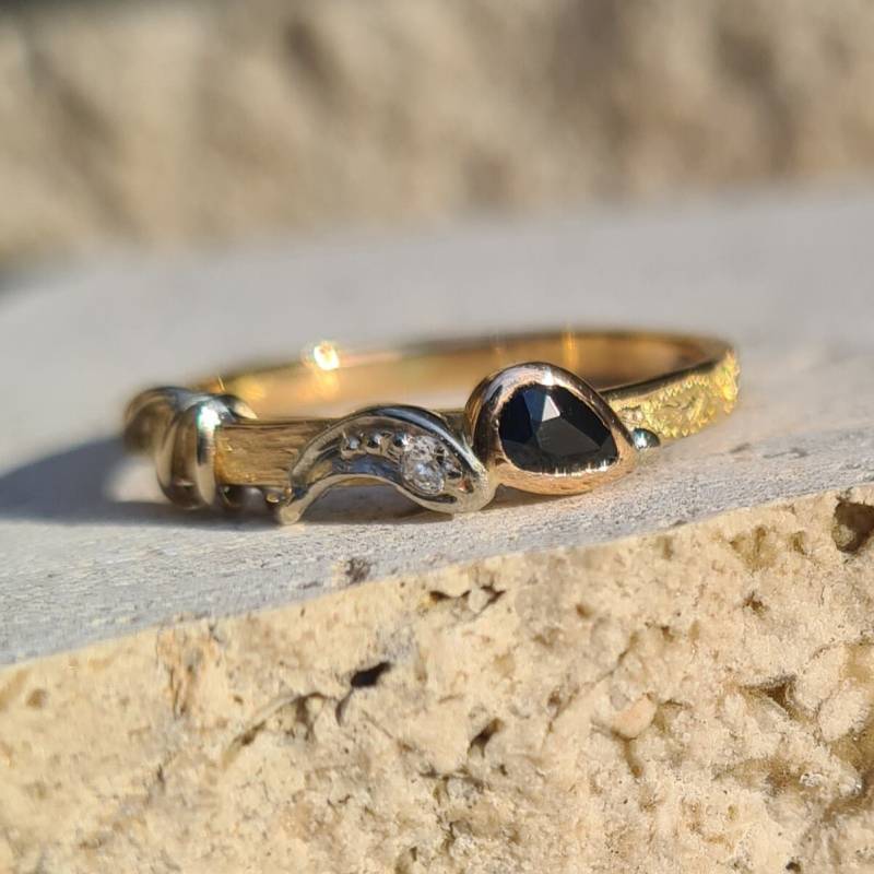 Versandfertiger, Moderner Stapelring Aus 18 Karat Gelb-, Weiß - Und Rotgold, Einem Saphir Diamanten von Dismoiceline