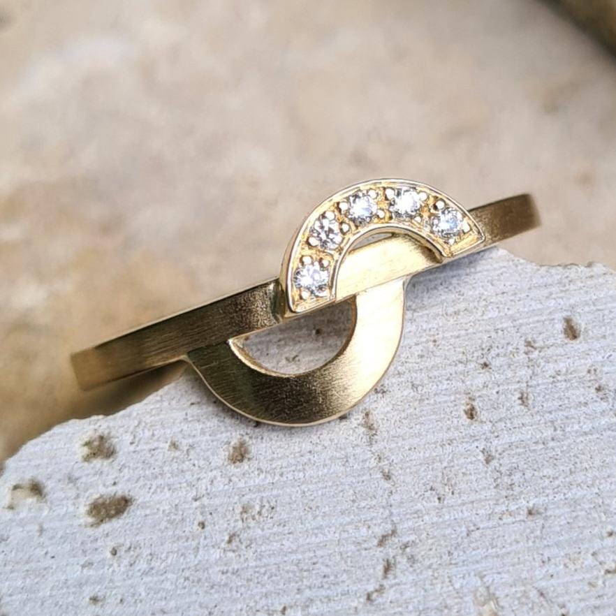Zu Senden, 18 Karat Gelbgoldring Mit Diamanten, Verlobungsring Für Frauen Zu Senden, 18 Karat Gelbgoldring Mit Diamanten, Verlobungsring Für Frauen von Dismoiceline