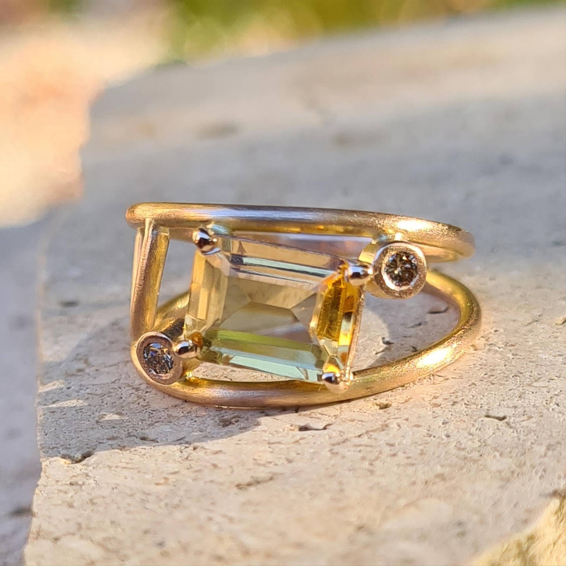 Zu Senden, 18 Karat Roségoldring Mit Einem Citrin Und Zwei Champagner-Diamanten Für Damen Zu Senden, 18 Karat Roségoldring Mit Einem Citrin Und Zwei Champagner-Diamanten Für Damen von Dismoiceline