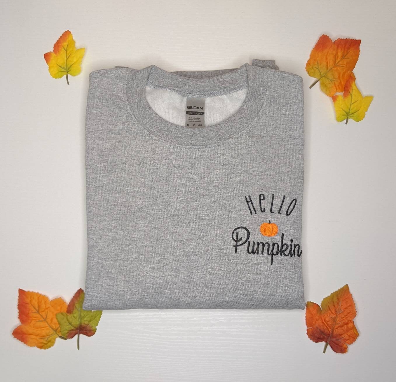 Hello Pumpkin Besticktes Sweatshirt Mit Rundhalsausschnitt Hello Pumpkin Besticktes Sweatshirt Mit Rundhalsausschnitt von DisorientedDesignCo