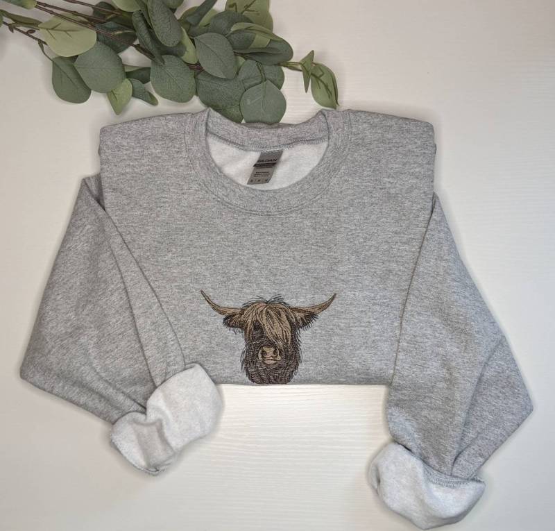 Sweatshirt Mit Highland Kuh Motiv von DisorientedDesignCo